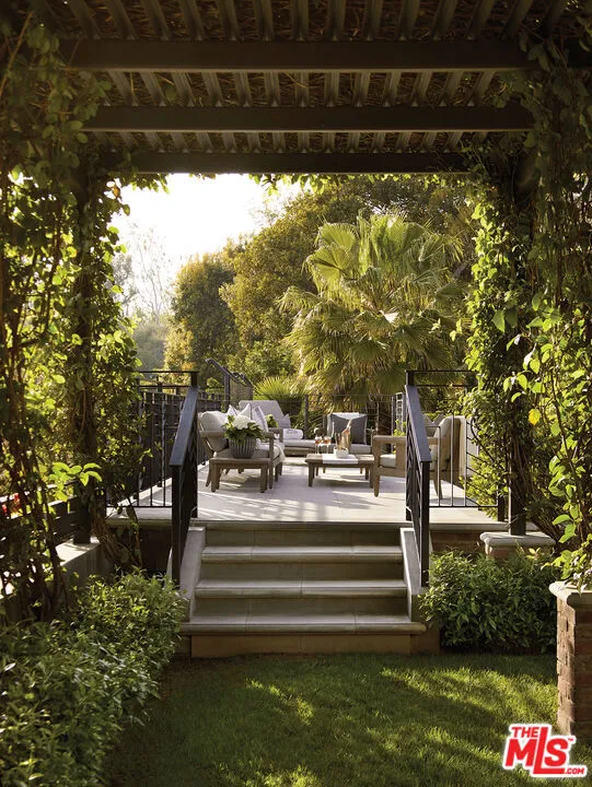 107 Delfern Drive Los Angeles, CA 90077