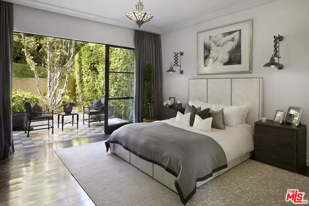 107 Delfern Drive Los Angeles, CA 90077