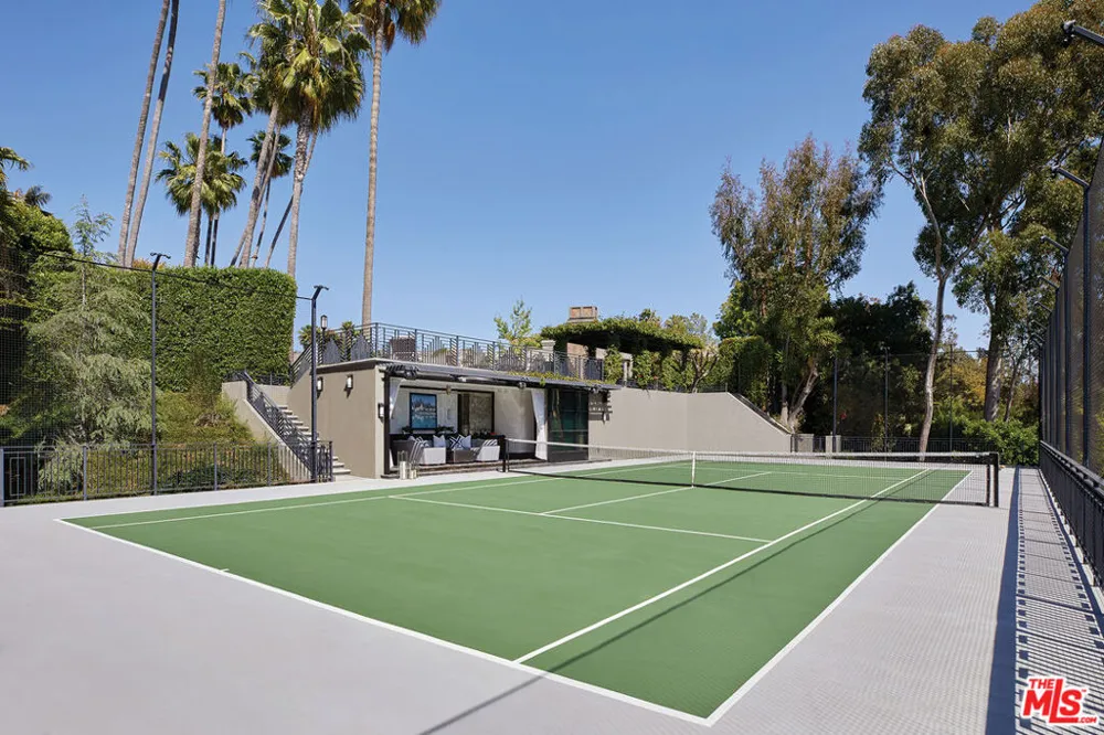 107 Delfern Drive Los Angeles, CA 90077