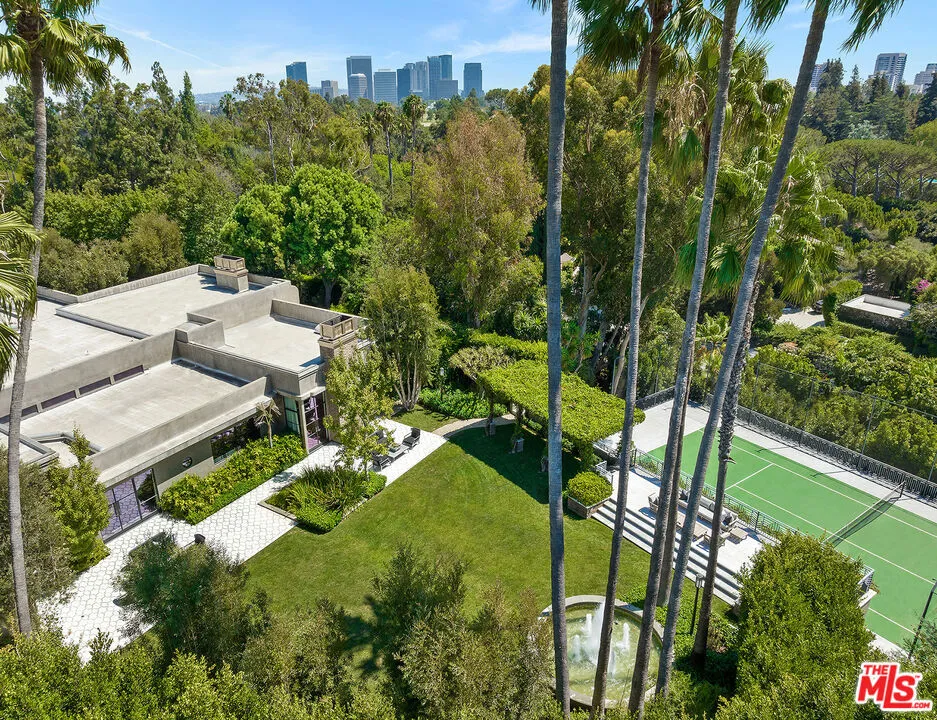 107 Delfern Drive Los Angeles, CA 90077
