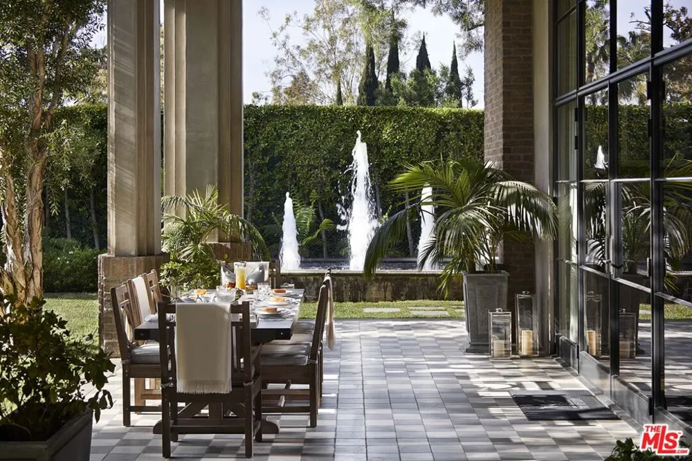 107 Delfern Drive Los Angeles, CA 90077