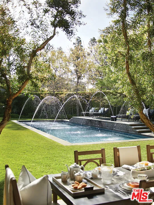 107 Delfern Drive Los Angeles, CA 90077