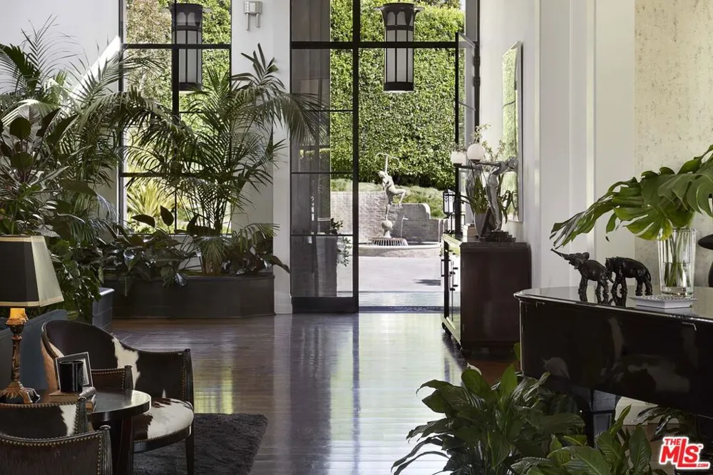 107 Delfern Drive Los Angeles, CA 90077