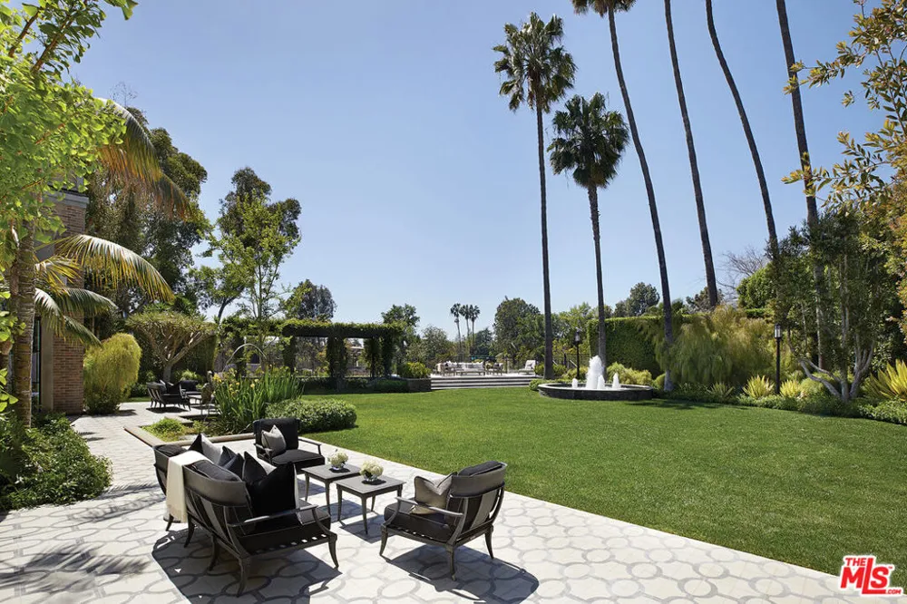 107 Delfern Drive Los Angeles, CA 90077