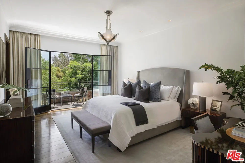 107 Delfern Drive Los Angeles, CA 90077