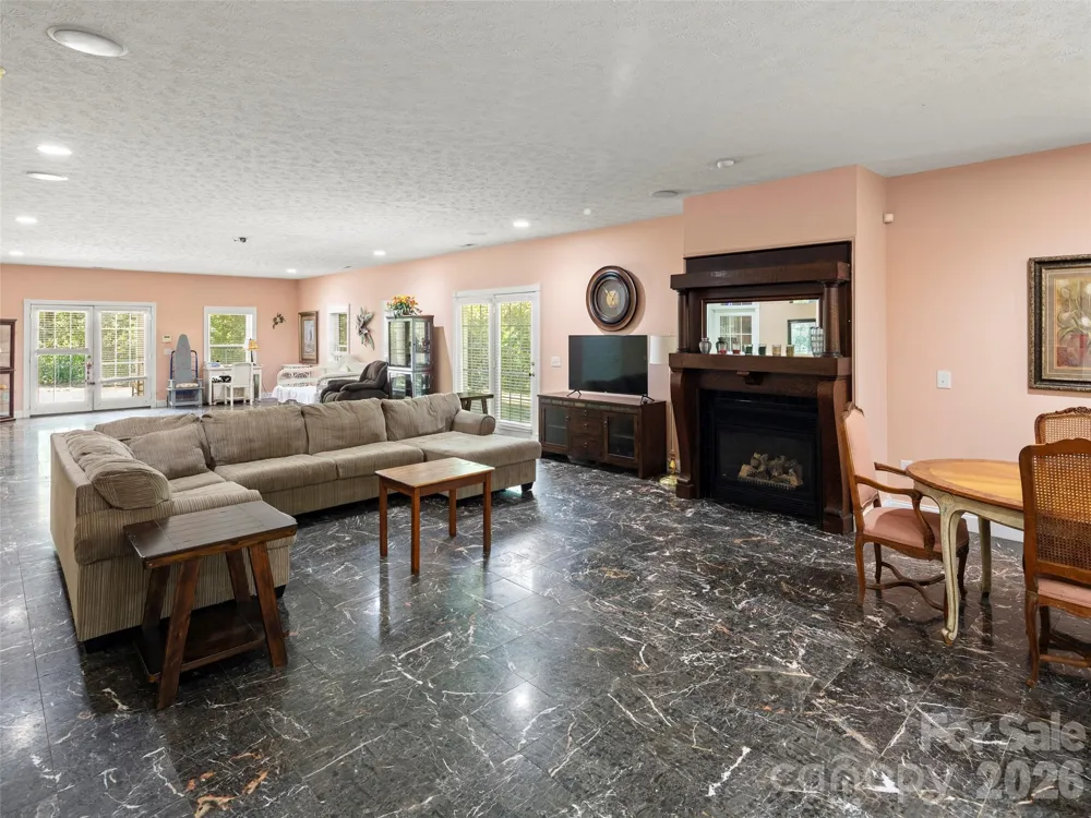 4901 Brevard Road Horse Shoe, NC 28742
