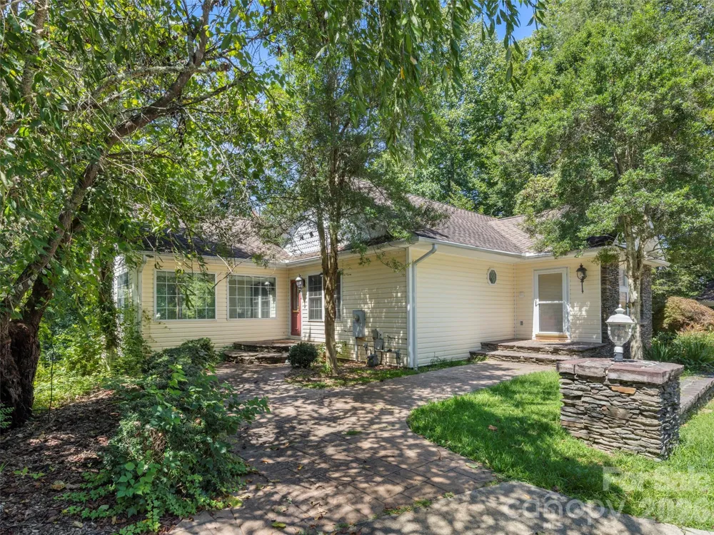 4901 Brevard Road Horse Shoe, NC 28742