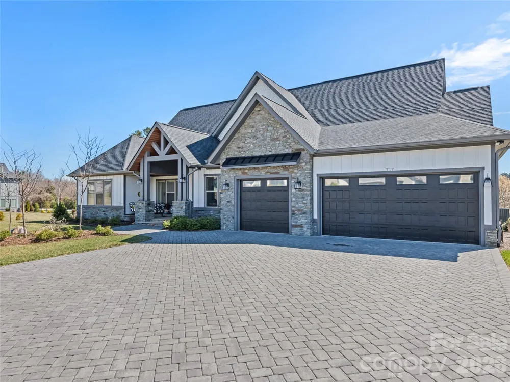 717 Daniel Circle Drive Mills River, NC 28759