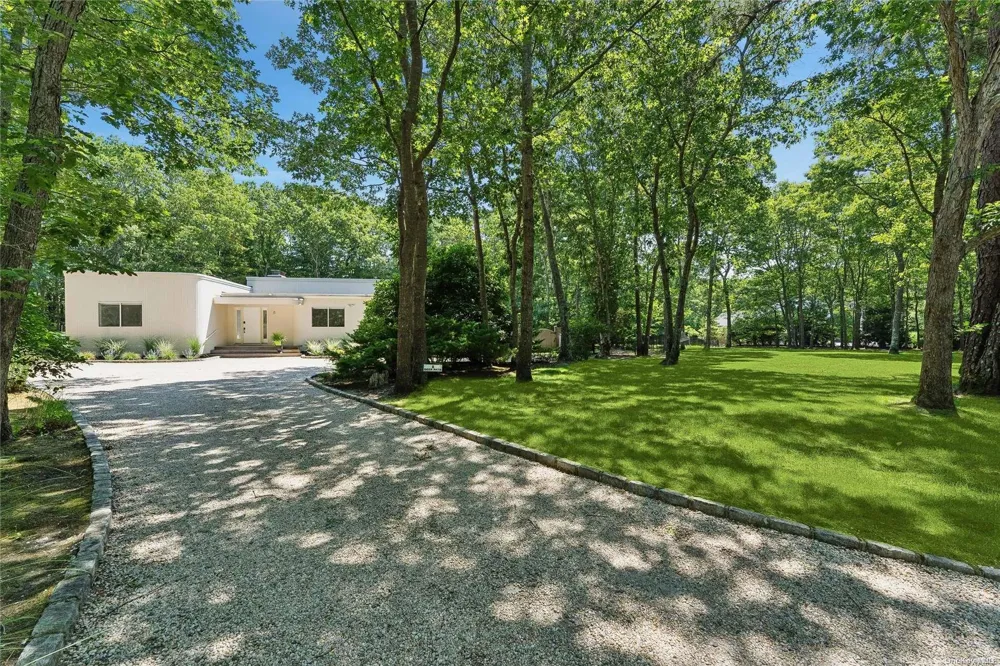 8 Deer Path Quogue, NY 11959