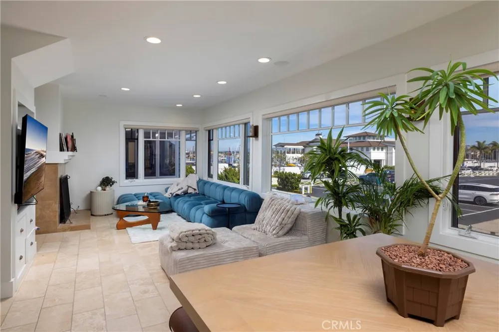 203 8th st Newport Beach, CA 92661
