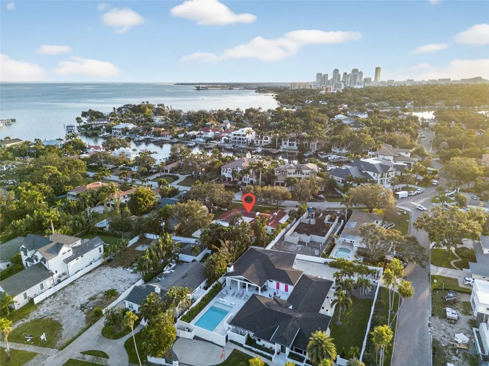 1222 BRIGHTWATERS BOULEVARD NE St Petersburg, FL 33704