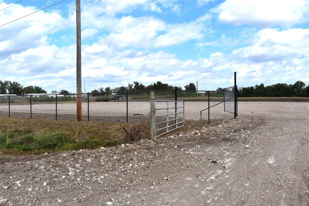 8911 Fm 524 Road Sweeny, TX 77480