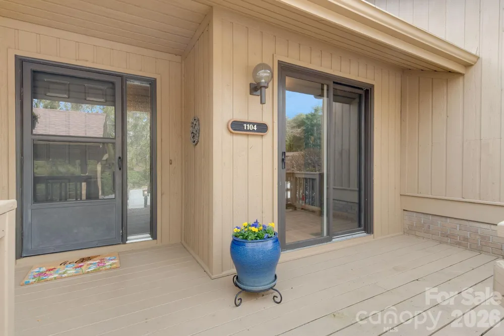 1104 Red Oak Drive Hendersonville, NC 28791