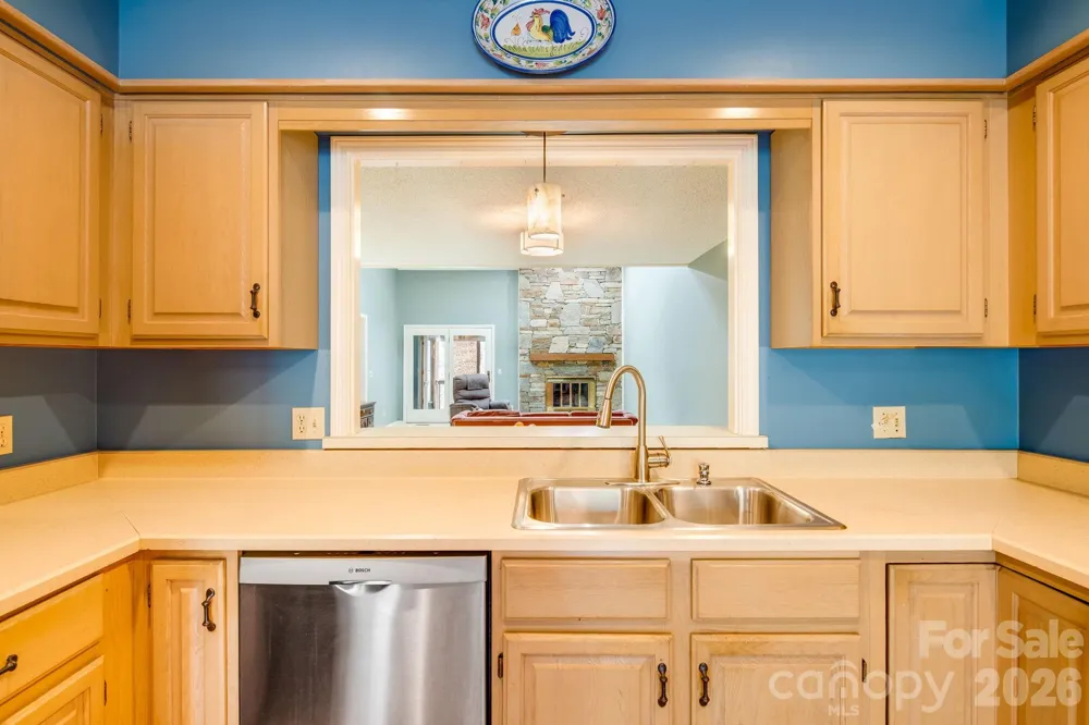 1104 Red Oak Drive Hendersonville, NC 28791