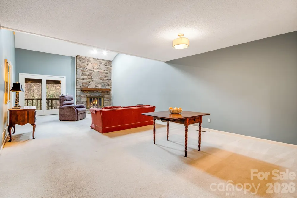 1104 Red Oak Drive Hendersonville, NC 28791
