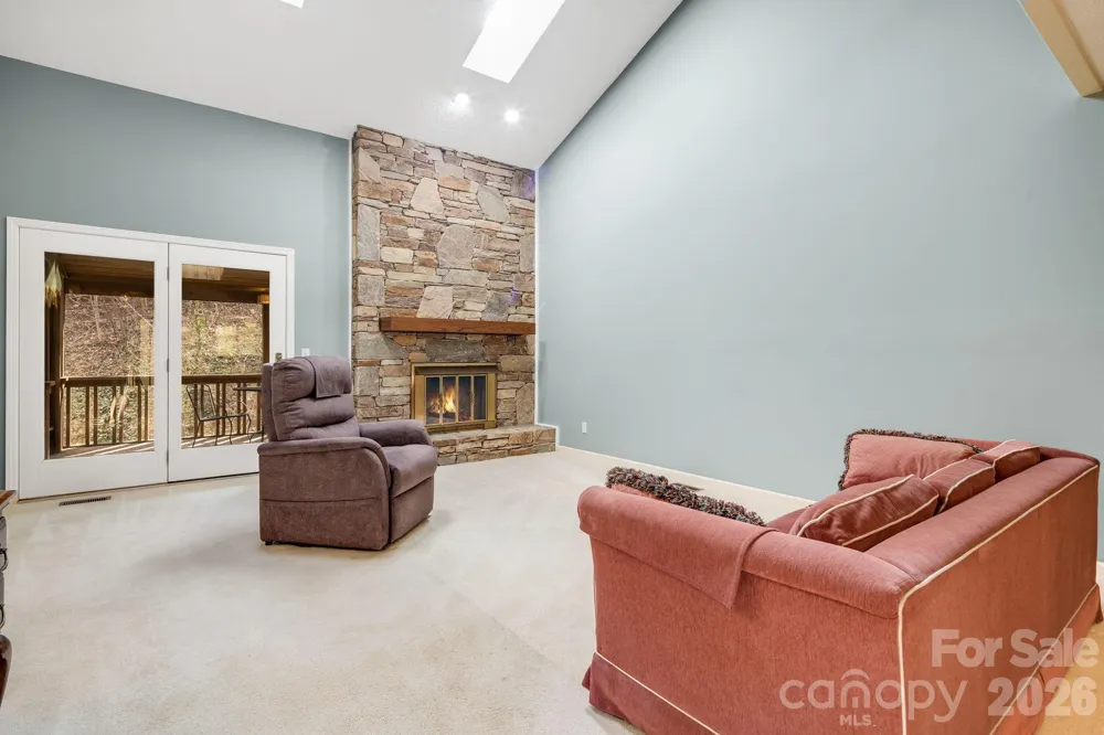 1104 Red Oak Drive Hendersonville, NC 28791
