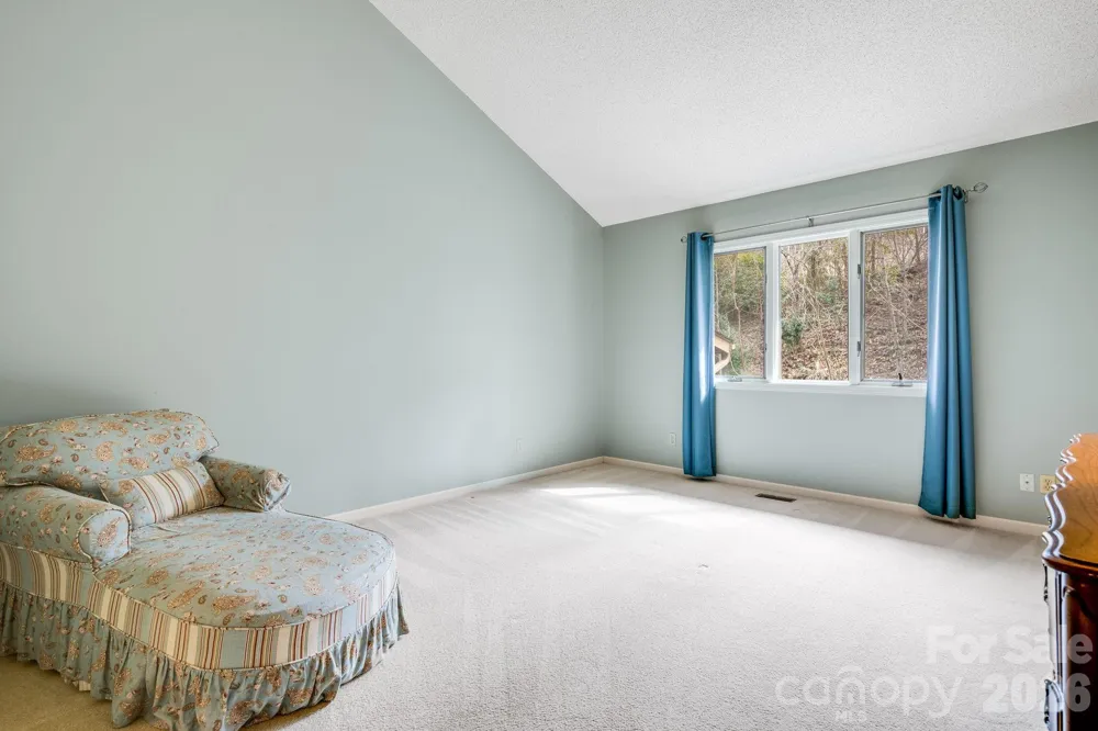 1104 Red Oak Drive Hendersonville, NC 28791