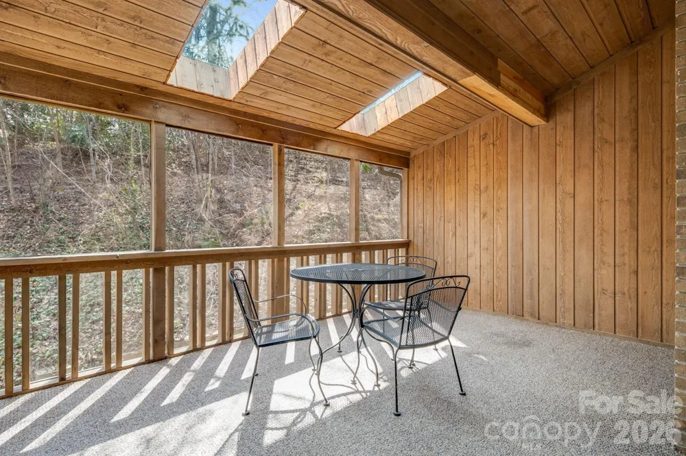 1104 Red Oak Drive Hendersonville, NC 28791