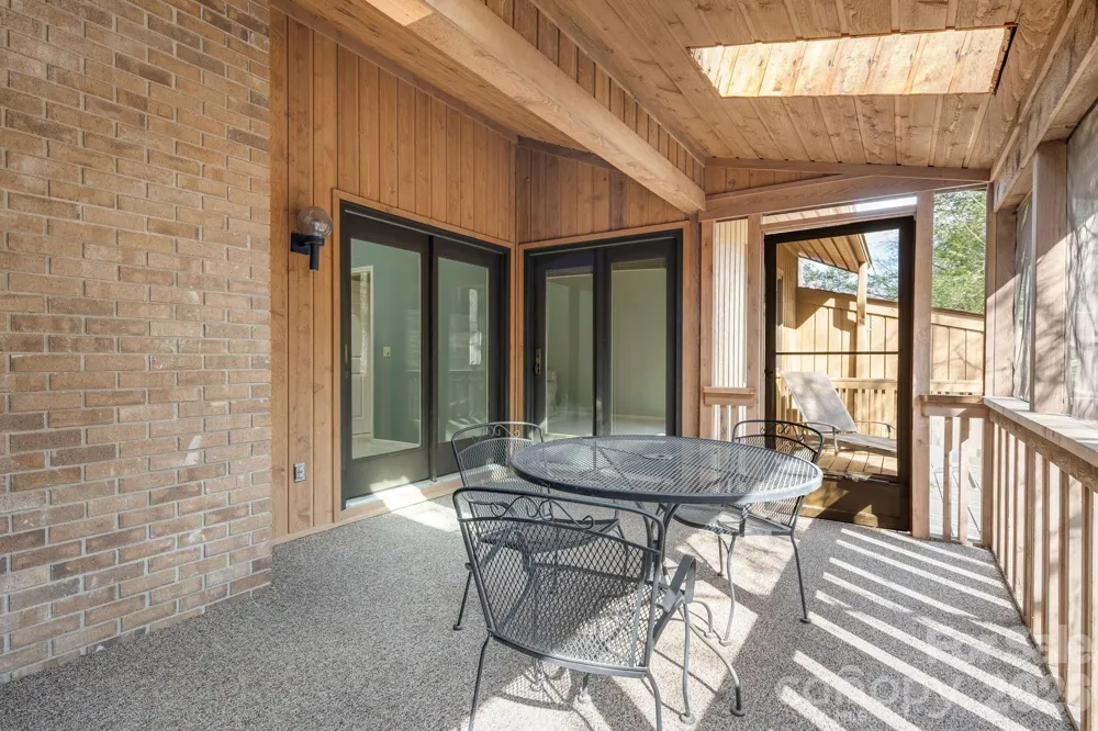 1104 Red Oak Drive Hendersonville, NC 28791