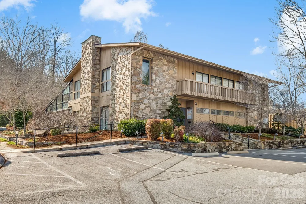1104 Red Oak Drive Hendersonville, NC 28791