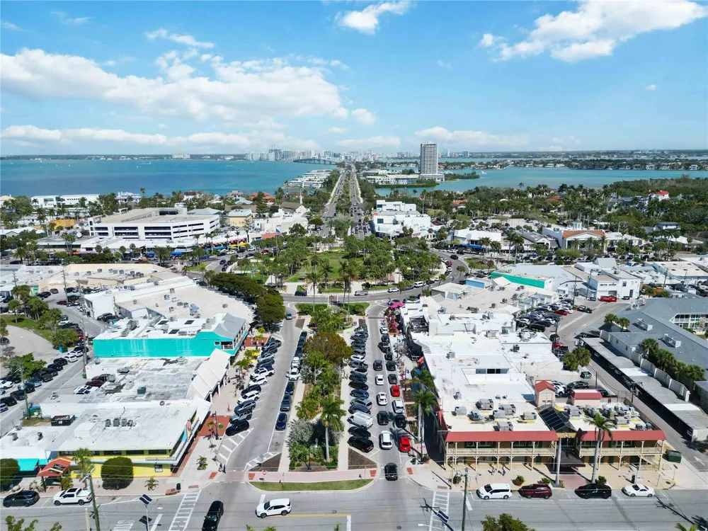 132 GRANT DRIVE Sarasota, FL 34236