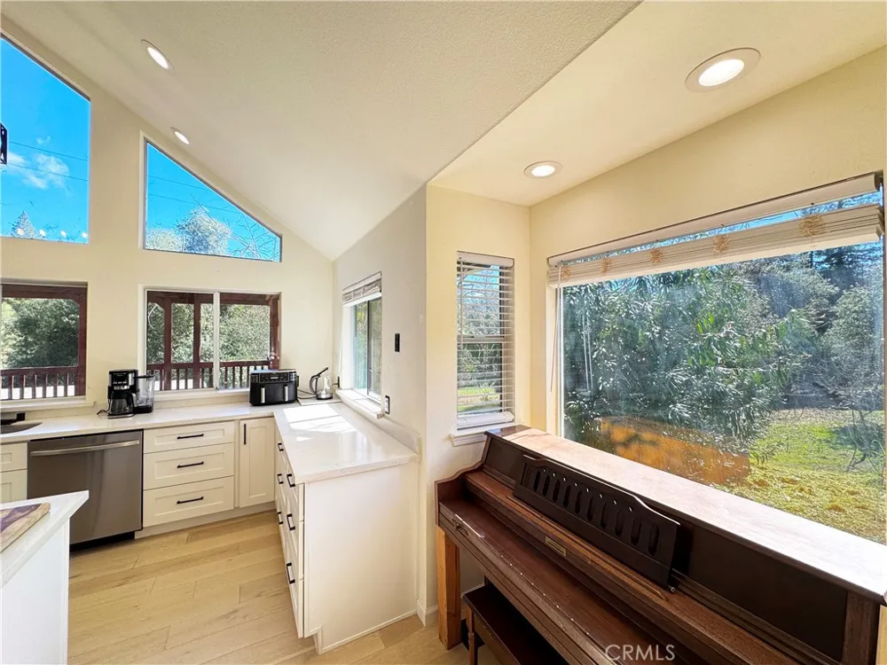 14605 Tomki Rd Redwood Valley, CA 95470