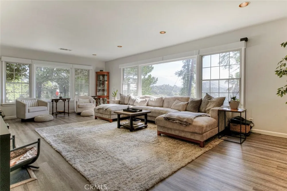 10557 Mahoney Sunland, CA 91040