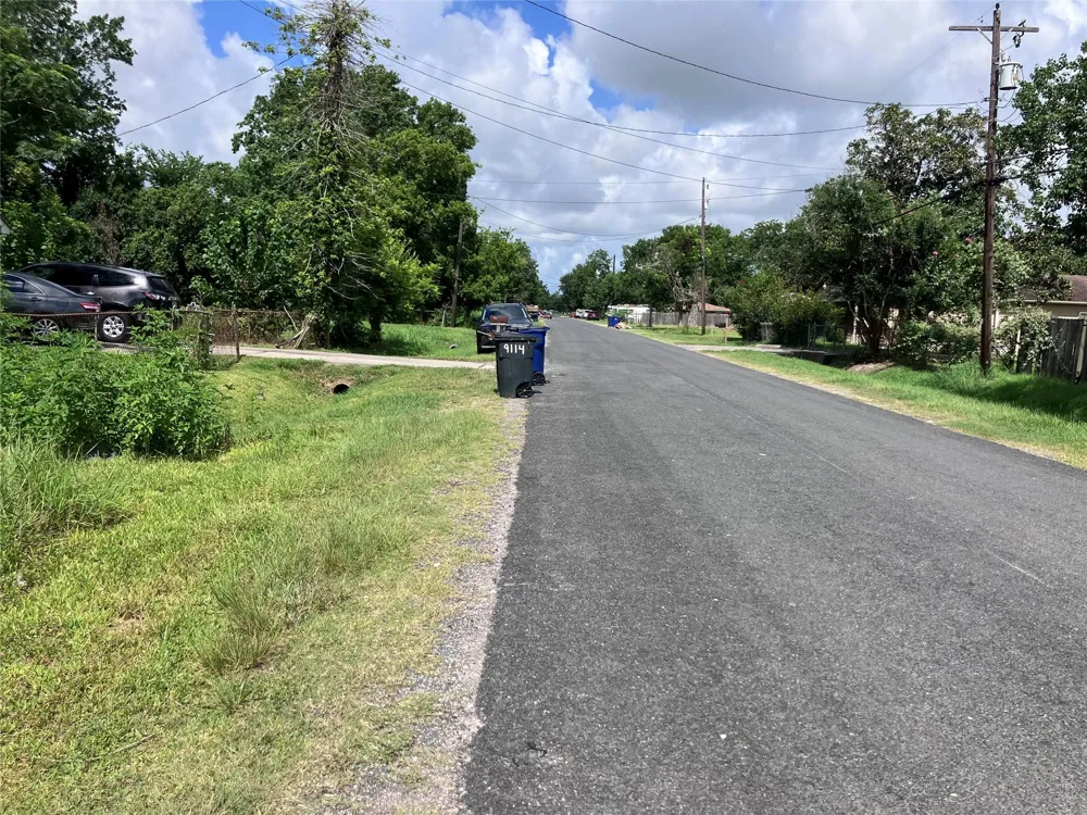 5915 Woodrow Street Texas City, TX 77591