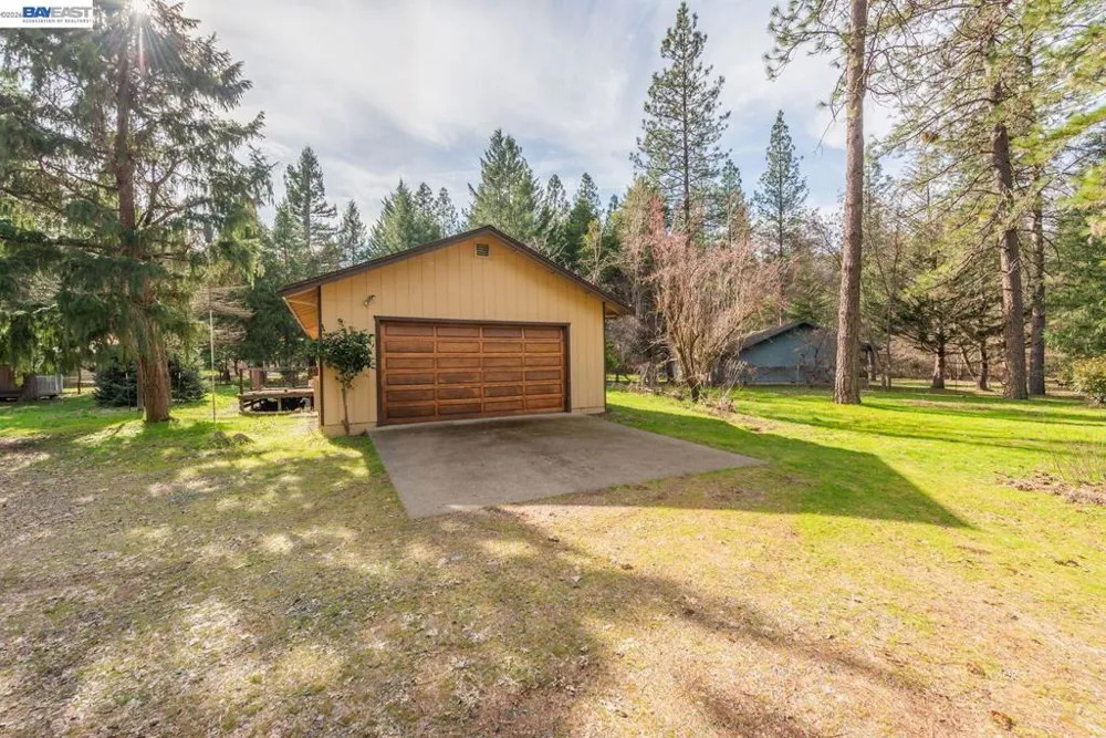 376 Mountain View Dr. Lewiston, CA 96052