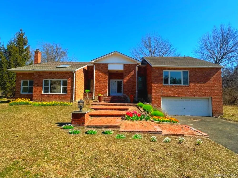106 Woods Drive Roslyn, NY 11576