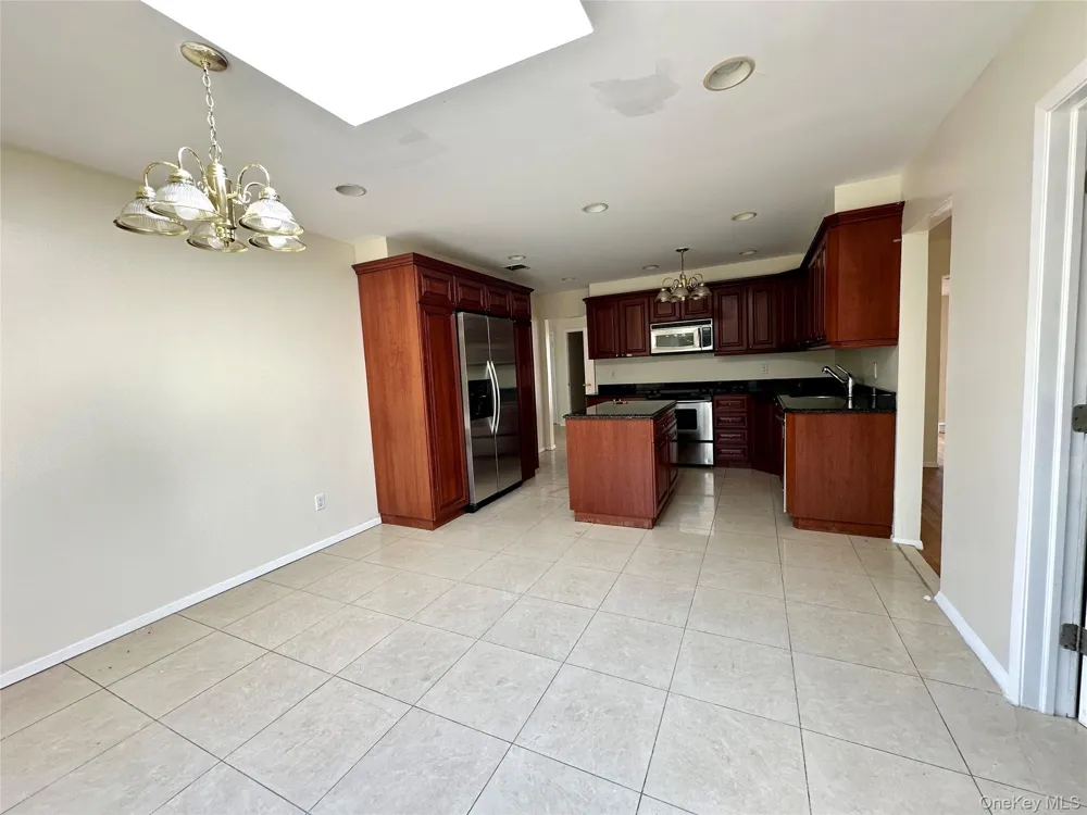 106 Woods Drive Roslyn, NY 11576