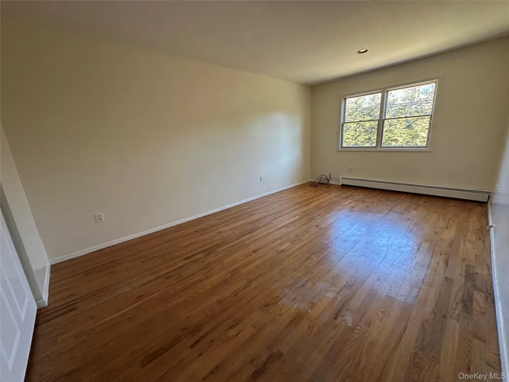 106 Woods Drive Roslyn, NY 11576