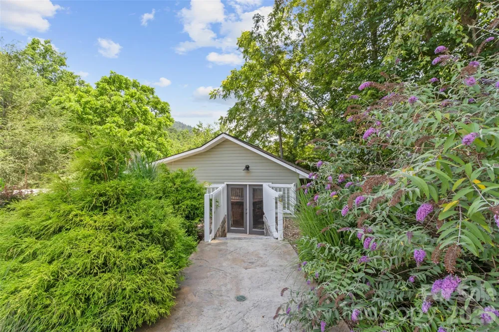 189 Poverty Branch Road Barnardsville, NC 28709