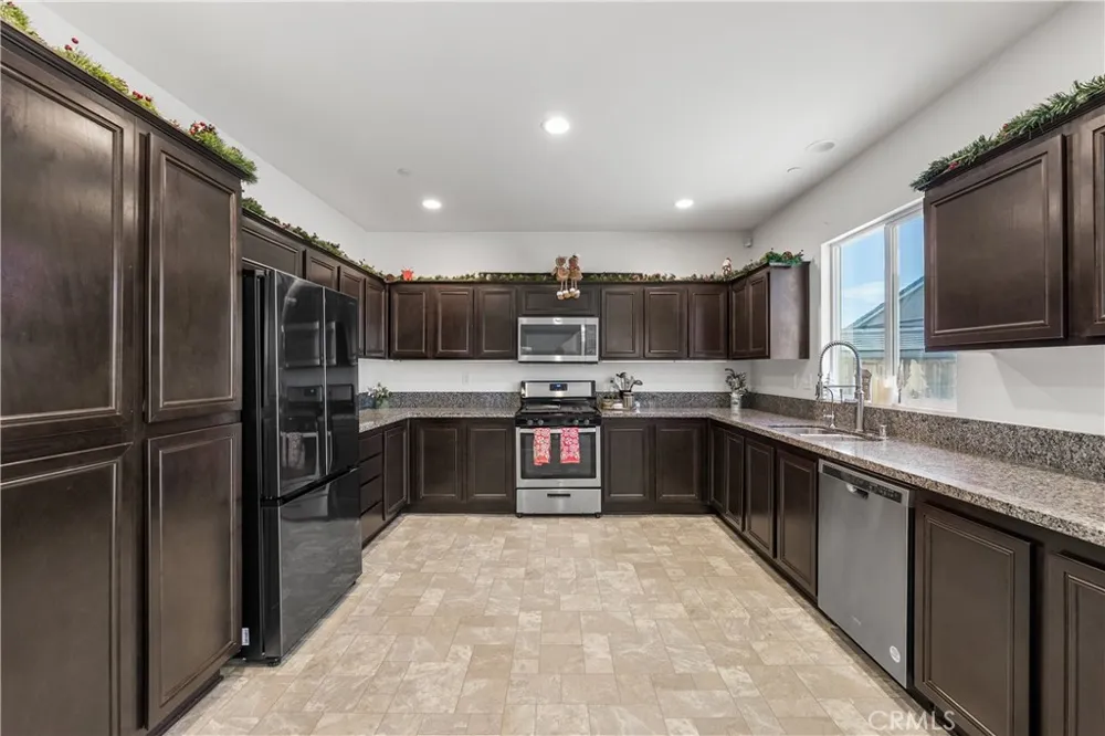 2517 San Madrid Way Rosamond, CA 93560