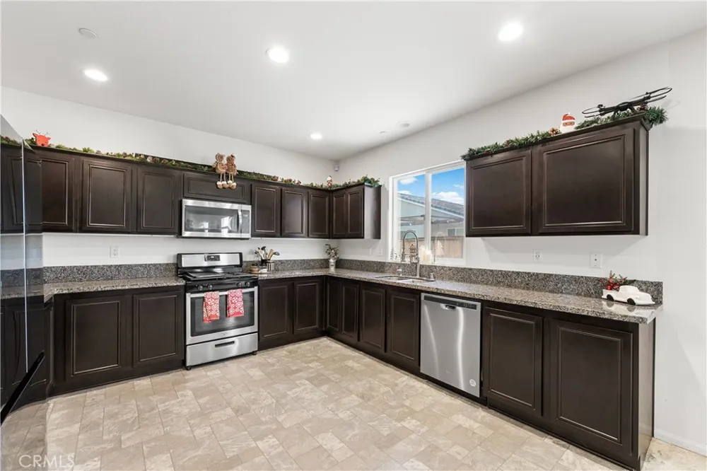 2517 San Madrid Way Rosamond, CA 93560