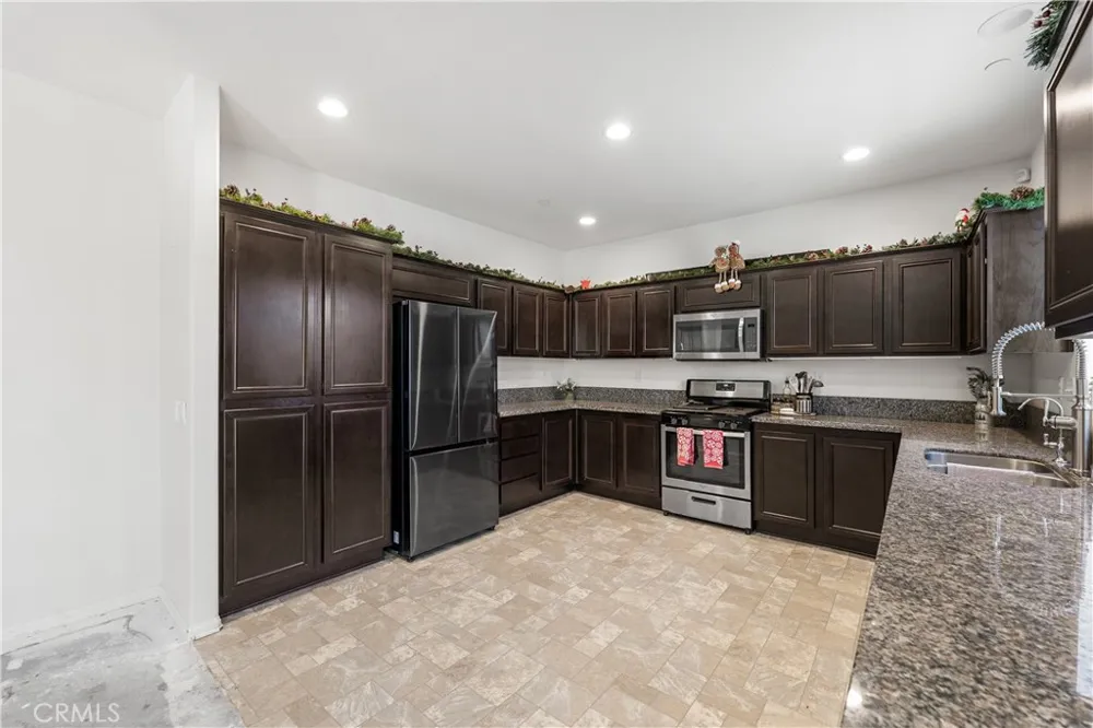 2517 San Madrid Way Rosamond, CA 93560