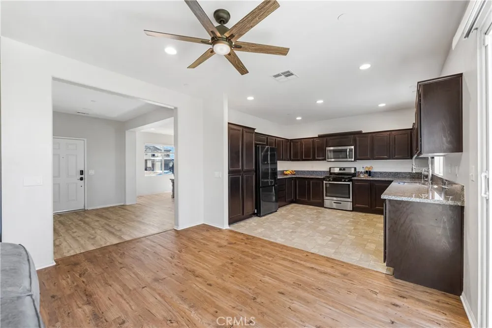 2517 San Madrid Way Rosamond, CA 93560