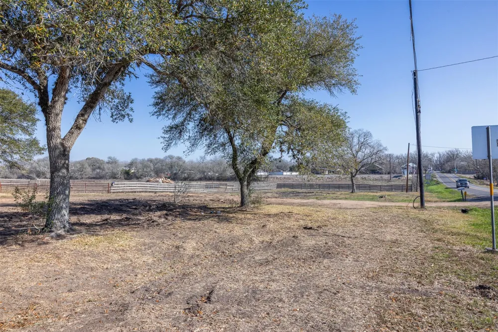 407 Fm 955 Fayetteville, TX 78940