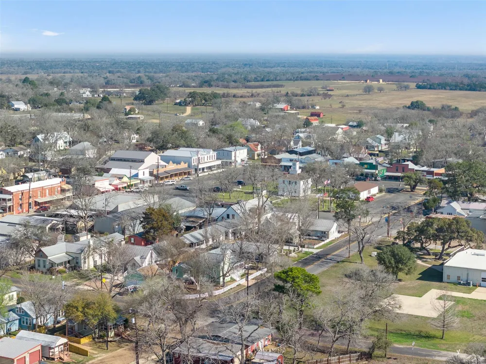 407 Fm 955 Fayetteville, TX 78940