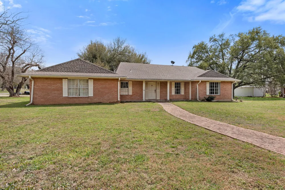 608 E Barton Street Calvert, TX 77837