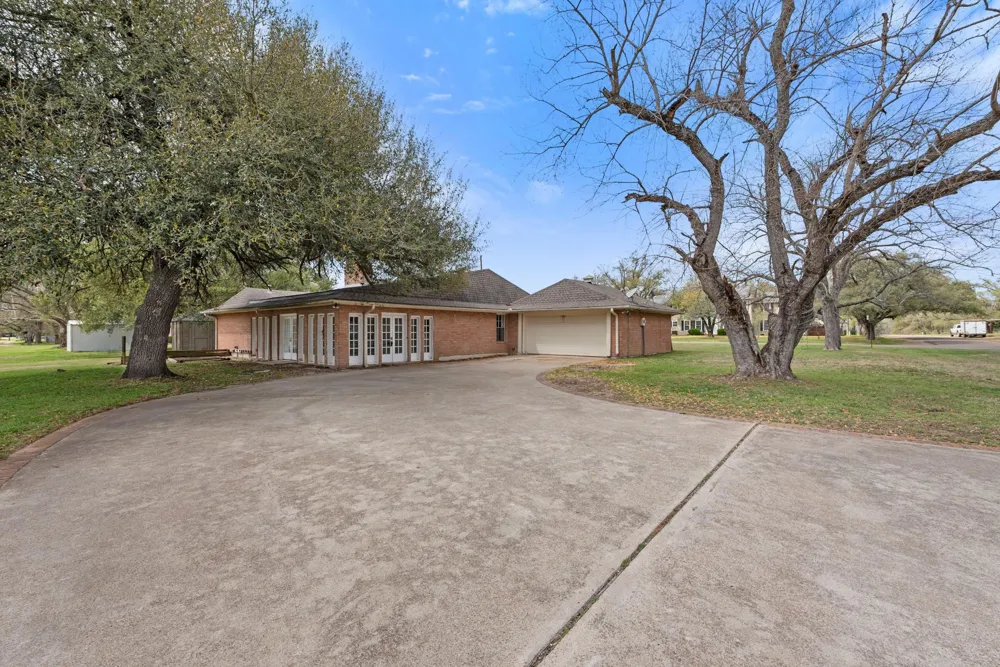 608 E Barton Street Calvert, TX 77837
