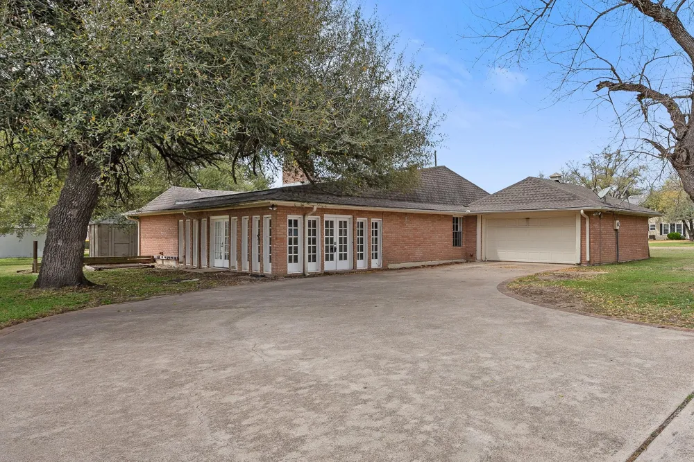 608 E Barton Street Calvert, TX 77837
