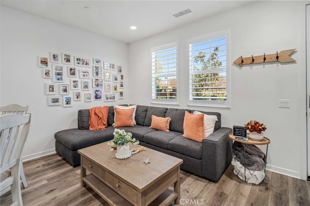 28744 Jardineras Valencia, CA 91354