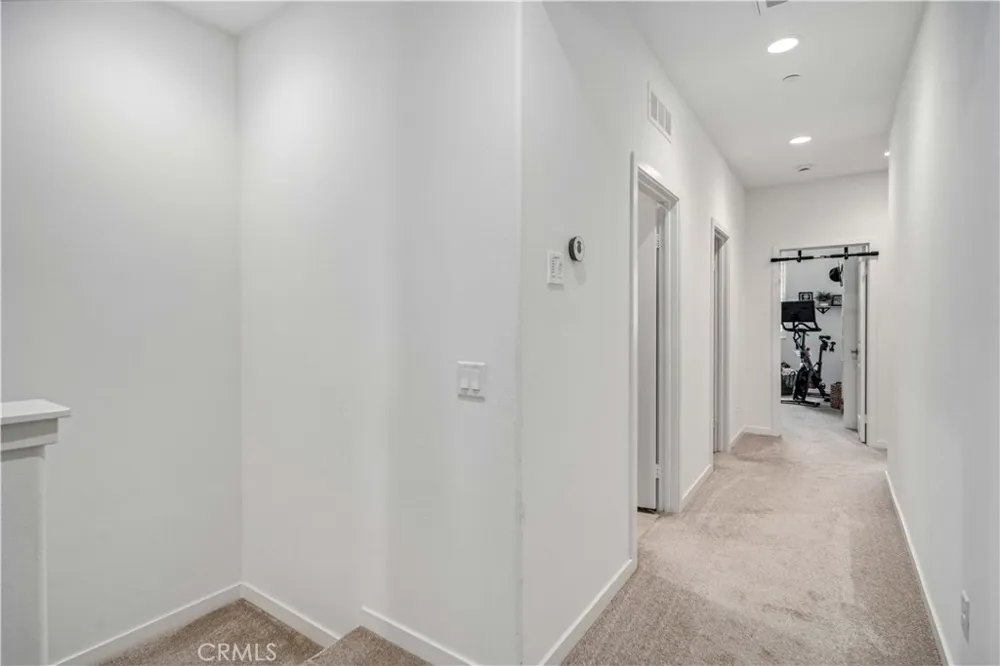 28744 Jardineras Valencia, CA 91354