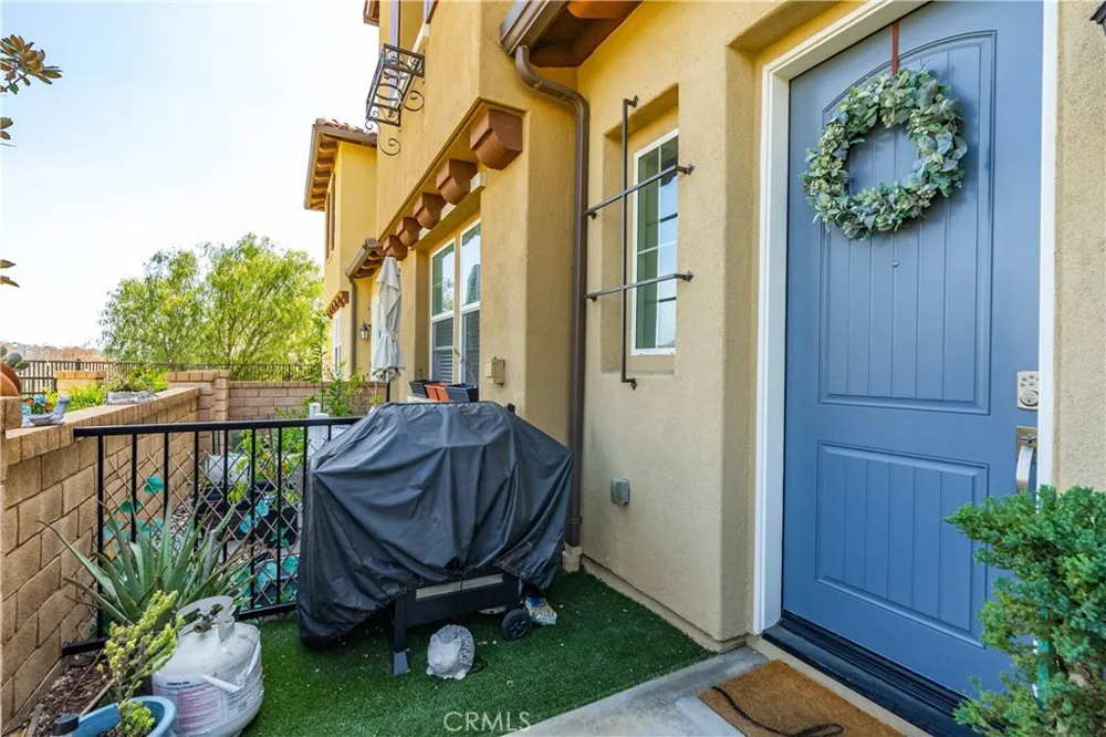 28744 Jardineras Valencia, CA 91354