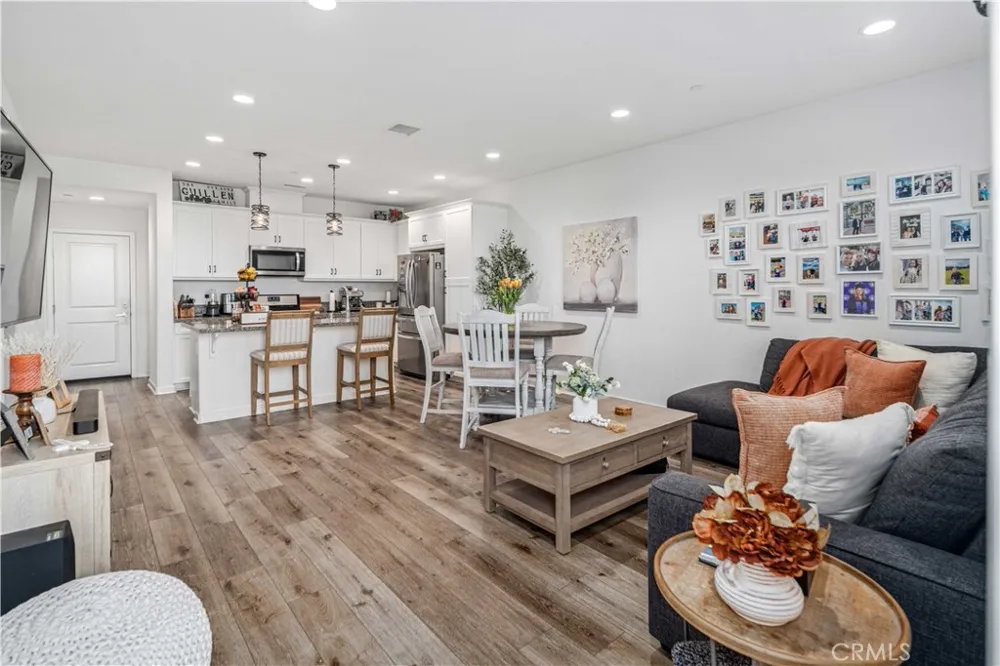 28744 Jardineras Valencia, CA 91354