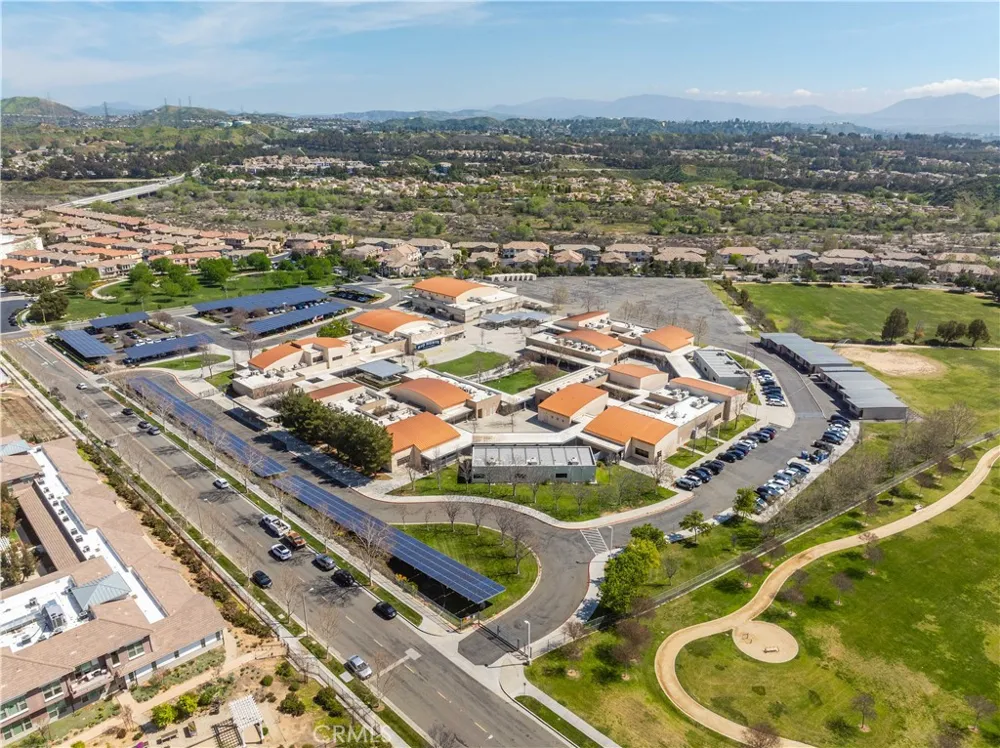 28744 Jardineras Valencia, CA 91354