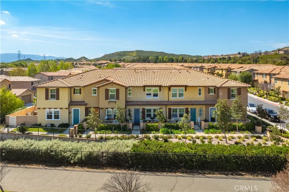 28744 Jardineras Valencia, CA 91354