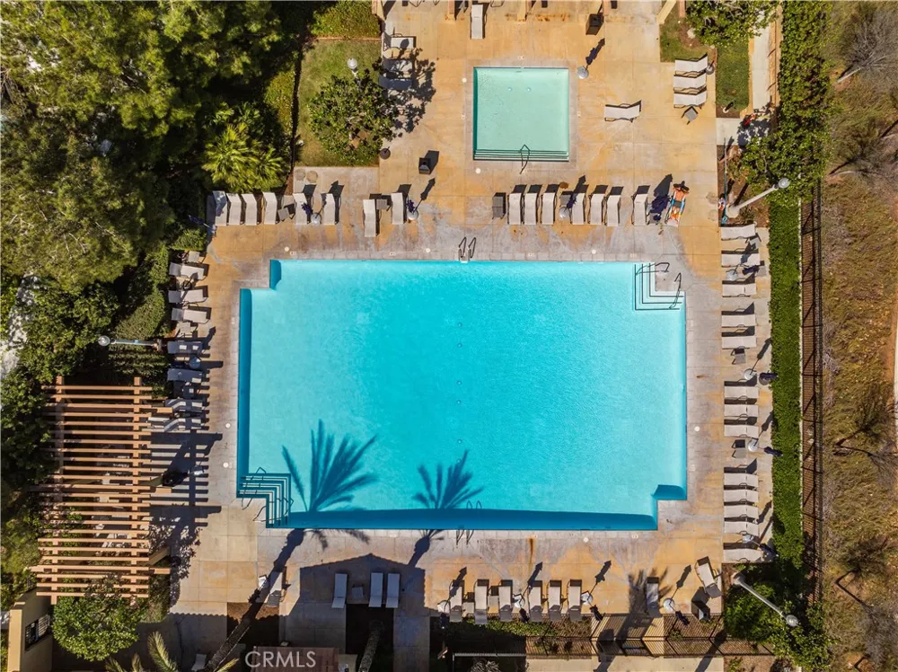 28744 Jardineras Valencia, CA 91354