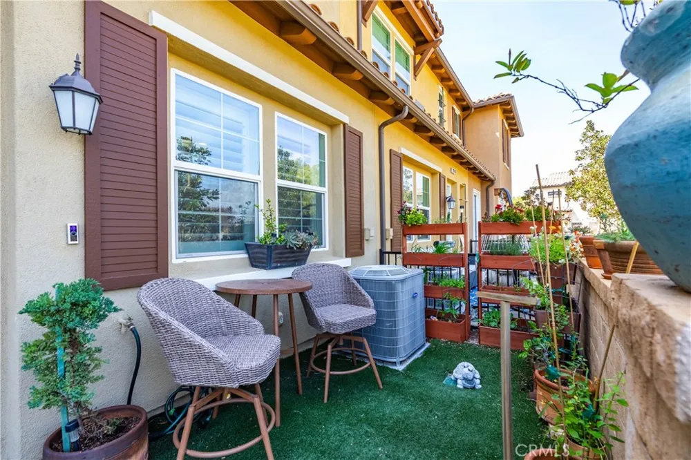 28744 Jardineras Valencia, CA 91354